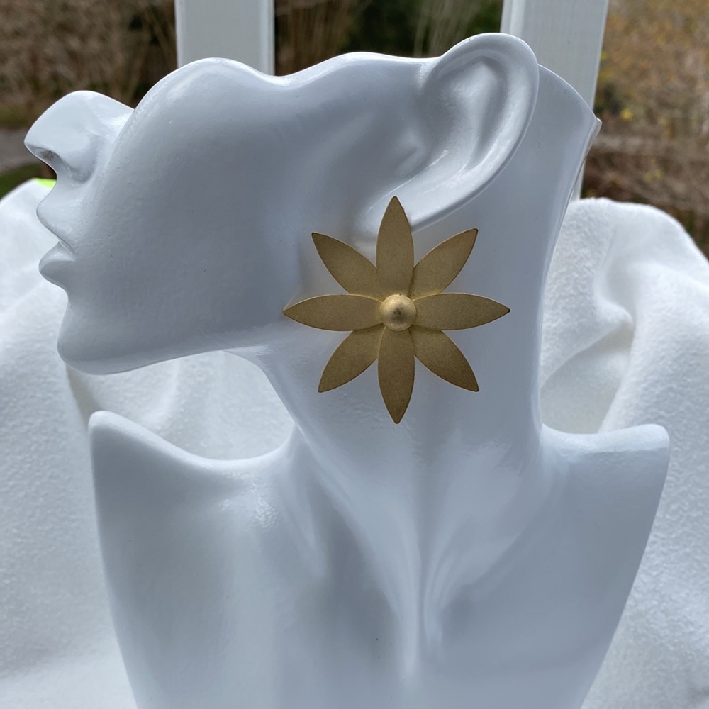 Gold tone Sheila Earrings - Picture 1 of 2